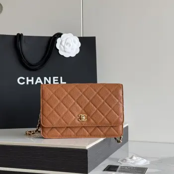 2026 新品 chanel woc 第三代 发财包 出新品 大球鱼子酱牛皮最经典款 斜挎单肩 手提 多种样式背法 酷酷的外形 让你走路都带风 经典的包型 包身方方正正 尺寸适合日常所有风格打扮 包身采用小牛皮皮制成 在自然光下光泽度很好 皮质与手感完全无法用言语表达 好的东西隔着屏幕也能感受到它的完美质感 菱格饱满但是不会过于凸起 饱满度自然 这个度很难把握  市场大部分都是做的过于饱满 华丽与气质的前沿 是你意想不到的尊贵 里配原版布 五金钢麦尺寸:19cmX12cmX3cm编号 AP4241