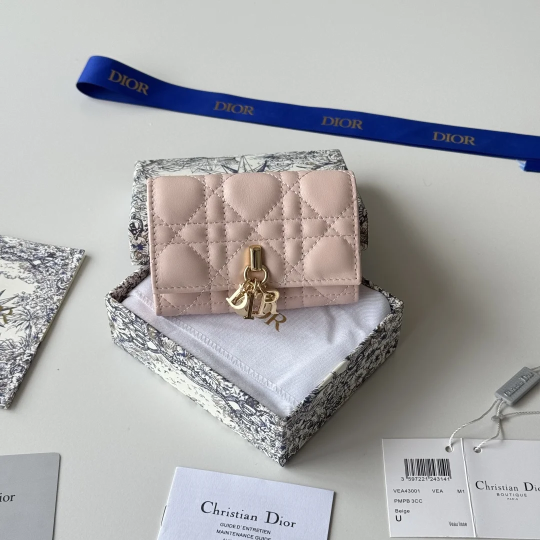 编号:S0966ONMJ_M413尺寸:11x7.5x2.5cm这款My Dior Glycine钱包精巧实用 别具一格 采用胭脂粉色羊皮革精心制作 饰以藤格纹 正面搭配D.I.O.R.吊饰提升格调 高雅精致 可收纳各种日常用品 适合各种场合 可与其他My Dior单品搭配 正面D.I.O.R.吊饰2个卡槽1个拉链隔层1个宽敞的内部隔层意大利制造