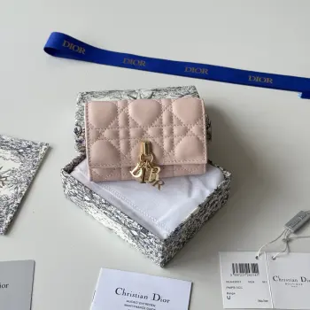 编号:S0966ONMJ_M413尺寸:11x7.5x2.5cm这款My Dior Glycine钱包精巧实用 别具一格 采用胭脂粉色羊皮革精心制作 饰以藤格纹 正面搭配D.I.O.R.吊饰提升格调 高雅精致 可收纳各种日常用品 适合各种场合 可与其他My Dior单品搭配 正面D.I.O.R.吊饰2个卡槽1个拉链隔层1个宽敞的内部隔层意大利制造