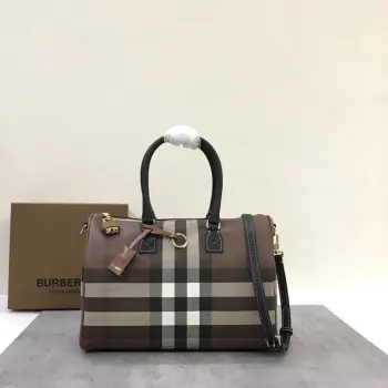 B家保龄球包 里面有支票和鞋面的皮革 通过顶部的把手或可调的交叉背带进行携带 本产品的主要材料是由至少30%的生物材料制成的.生物材料来源于可再生自然资源 如植物和蓖麻油 30 x 15 x 21厘米.皮革顶部手柄.可拆卸的 可调节的肩带.拉链闭合.手绘边缘.抛光金属五金.皮包挂锁.行李标签.浮雕巴宝莉在行李标签上刻字