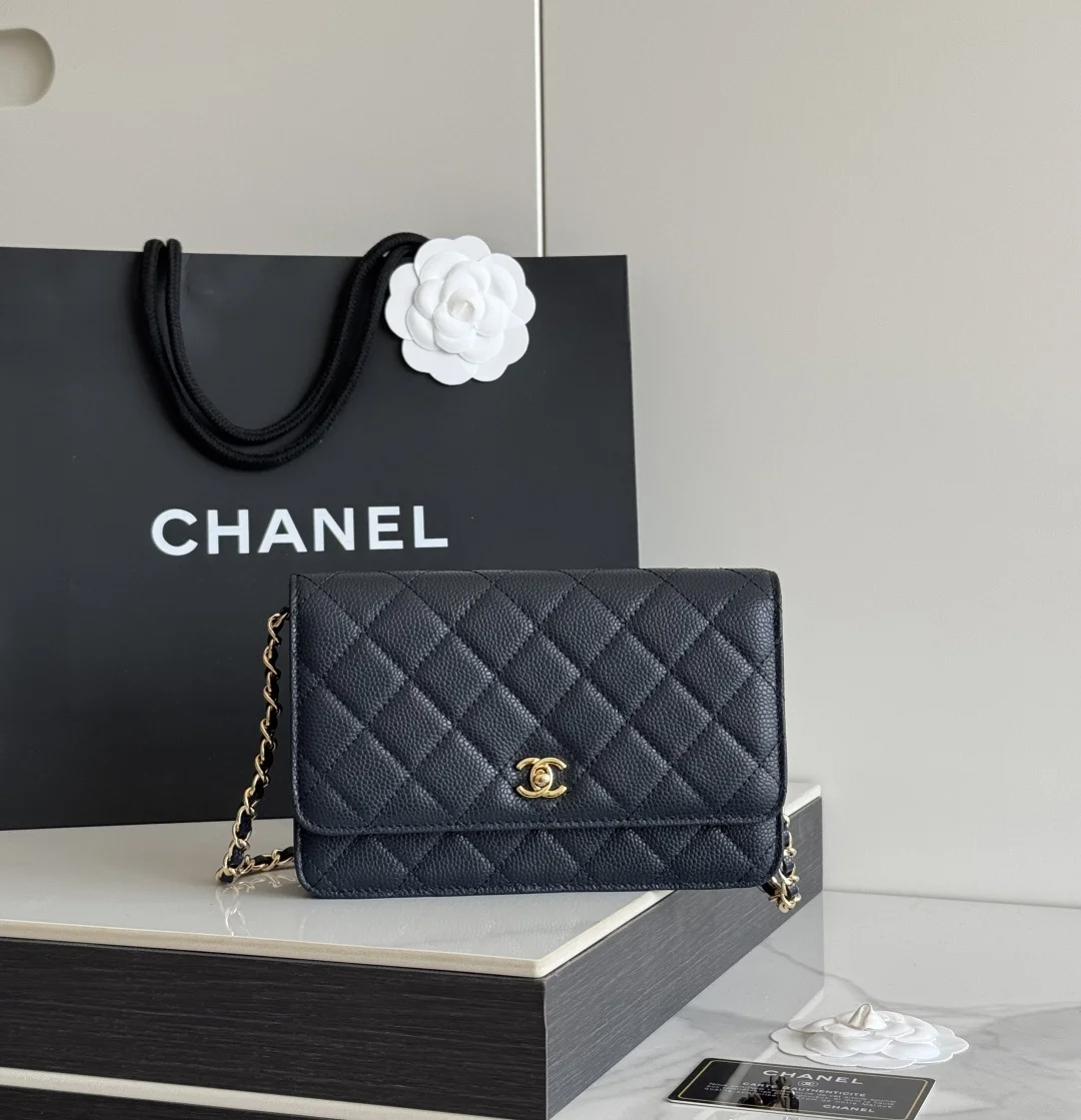 2026 新品 chanel woc 第三代 发财包 出新品 大球鱼子酱牛皮最经典款 斜挎单肩 手提 多种样式背法 酷酷的外形 让你走路都带风 经典的包型 包身方方正正 尺寸适合日常所有风格打扮 包身采用小牛皮皮制成 在自然光下光泽度很好 皮质与手感完全无法用言语表达 好的东西隔着屏幕也能感受到它的完美质感 菱格饱满但是不会过于凸起 饱满度自然 这个度很难把握  市场大部分都是做的过于饱满 华丽与气质的前沿 是你意想不到的尊贵 里配原版布 五金钢麦尺寸:19cmX12cmX3cm编号 AP4241