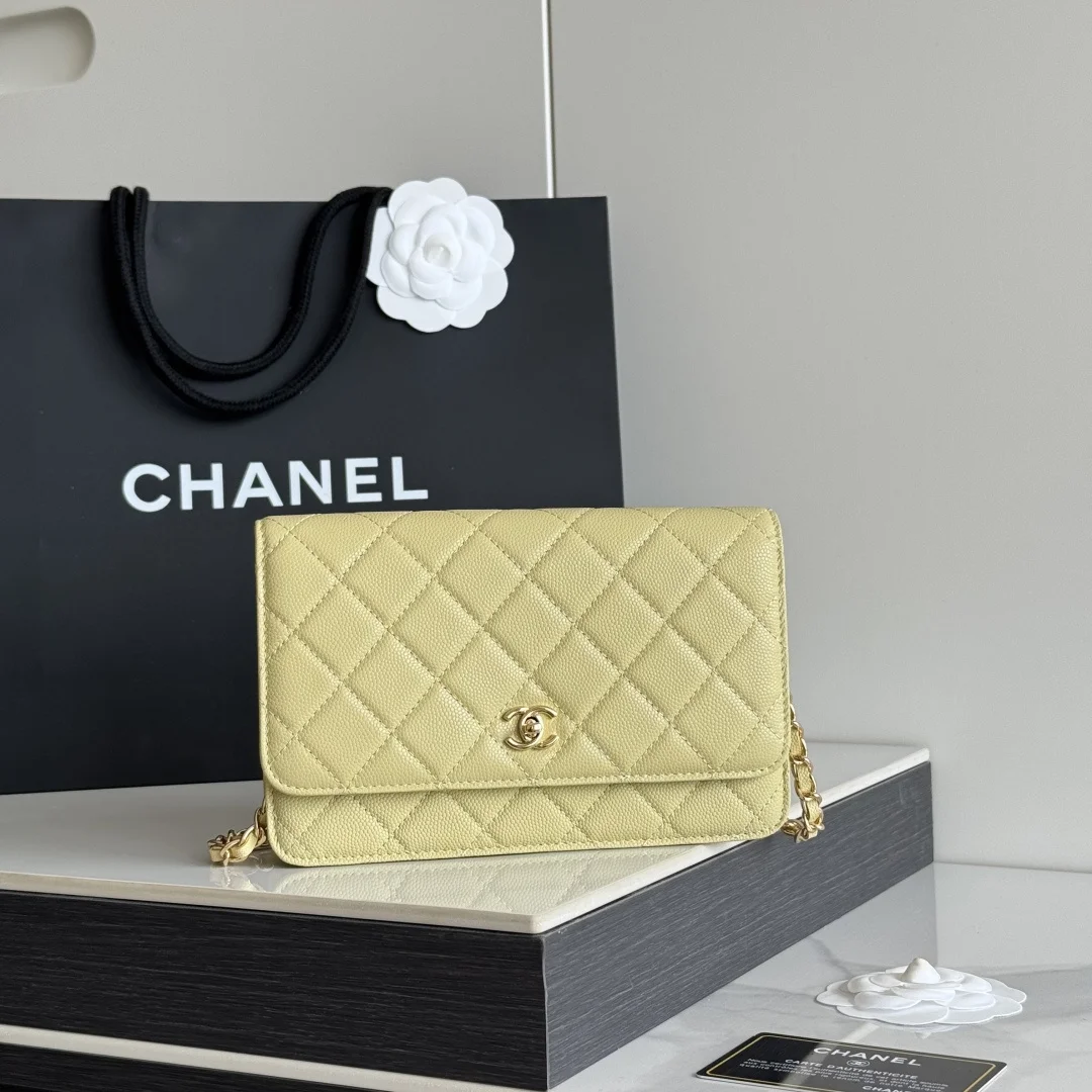 2026 新品 chanel woc 第三代 发财包 出新品 鱼子酱牛皮最经典款 斜挎单肩 手提 多种样式背法 酷酷的外形 让你走路都带风 经典的包型 包身方方正正 尺寸适合日常所有风格打扮 包身采用小牛皮皮制成 在自然光下光泽度很好 皮质与手感完全无法用言语表达 好的东西隔着屏幕也能感受到它的完美质感 菱格饱满但是不会过于凸起 饱满度自然 这个度很难把握  市场大部分都是做的过于饱满 华丽与气质的前沿 是你意想不到的尊贵 进口小羊皮 里配原版布 五金钢麦尺寸:19cmX12cmX3cm编号 AP4241