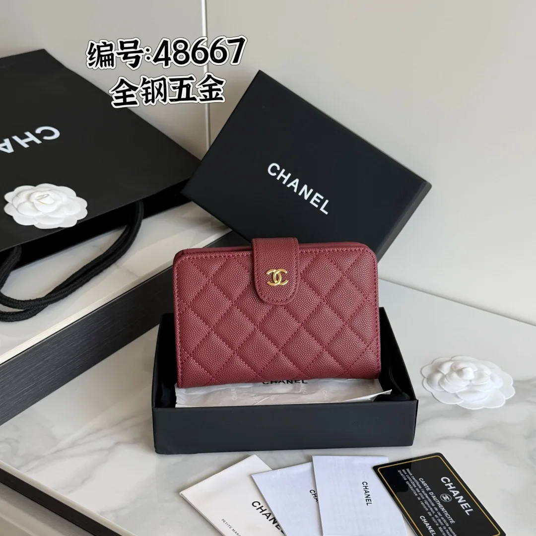 chanel -经典中号双层钱包到货 —全钢五金麦 - 顶级原单top 进口鱼子酱小牛皮的菱格纹路 非常耐看 亮金五金非常时髦  10个卡位 非常高级 专柜断货王 可放信用卡硬币 百元大钞 开合按扣编号 A48667 尺下:w15×h10×d2.5cm