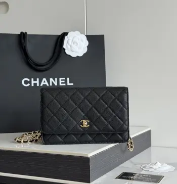 2026 新品 chanel woc 第三代 发财包 出新品 漆皮 小牛皮 鱼子酱内里羊皮 最经典款 斜挎单肩 手提 多种样式背法 酷酷的外形 让你走路都带风 经典的包型 包身方方正正 尺寸适合日常所有风格打扮 包身采用小牛皮皮制成 在自然光下光泽度很好 皮质与手感完全无法用言语表达 好的东西隔着屏幕也能感受到它的完美质感 菱格饱满但是不会过于凸起 饱满度自然 这个度很难把握  市场大部分都是做的过于饱满 华丽与气质的前沿 是你意想不到的尊贵 进口小羊皮 里配原版布 五金钢麦尺寸:19cmX12cmX3cm编号 AP4241