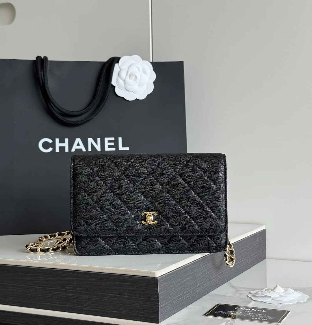 2026 新品 chanel woc 第三代 发财包 出新品 漆皮 小牛皮 鱼子酱内里羊皮 最经典款 斜挎单肩 手提 多种样式背法 酷酷的外形 让你走路都带风 经典的包型 包身方方正正 尺寸适合日常所有风格打扮 包身采用小牛皮皮制成 在自然光下光泽度很好 皮质与手感完全无法用言语表达 好的东西隔着屏幕也能感受到它的完美质感 菱格饱满但是不会过于凸起 饱满度自然 这个度很难把握 市场大部分都是做的过于饱满 华丽与气质的前沿 是你意想不到的尊贵 进口小羊皮 里配原版布 五金钢麦尺寸:19cmX12cmX3cm编号 AP4241