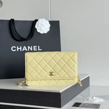 2026 新品 chanel woc 第三代 发财包 出新品 小羊皮 最经典款 斜挎单肩 手提 多种样式背法 酷酷的外形 让你走路都带风 经典的包型 包身方方正正 尺寸适合日常所有风格打扮 包身采用小牛皮皮制成 在自然光下光泽度很好 皮质与手感完全无法用言语表达 好的东西隔着屏幕也能感受到它的完美质感 菱格饱满但是不会过于凸起 饱满度自然 这个度很难把握  市场大部分都是做的过于饱满 华丽与气质的前沿 是你意想不到的尊贵 进口小羊皮 里配原版布 五金钢麦尺寸:19cmX12cmX3cm编号 AP4241