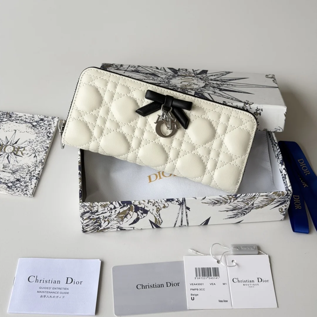 Dior 2026新品上架了 蝴蝶结尺寸 19*10.5*2.5编号 S0 小羊皮制作Dior同步最新款出货 新logo搭配蝴蝶结采用头层小羊皮 做工精致 超多卡位 质量 手感舒适饱满 低调内涵 