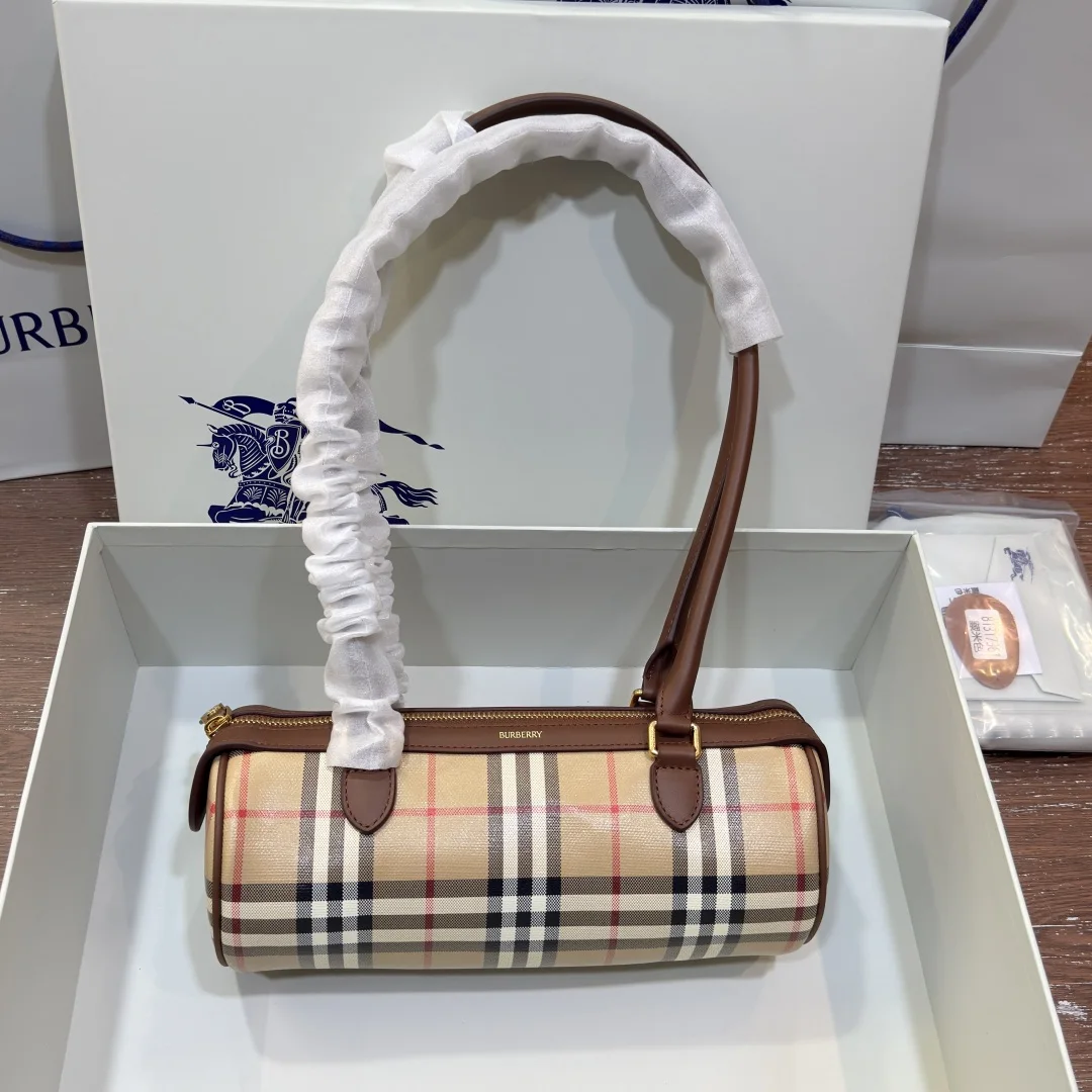 特级 Bur格纹圆筒包 发货实拍Vintage格纹 牛皮包边 做工扎实耐造 圆筒造型精致秀气 腋下背超显气质 四季搭配衣服都很和谐 经典款真的越看越有味道 尺寸26×11x 11cm