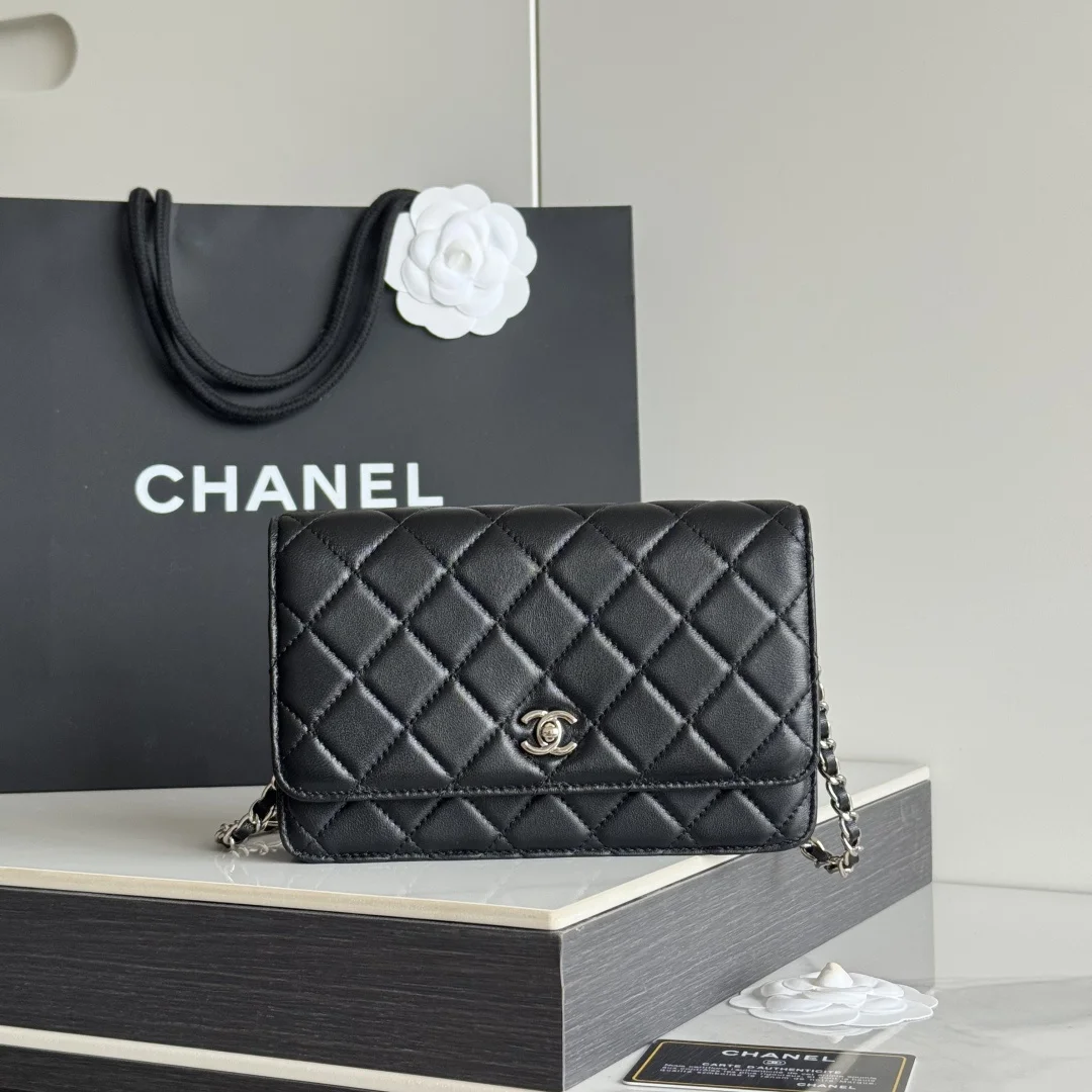 2026 新品 chanel woc 第三代 发财包 出新品 小羊皮 最经典款 斜挎单肩 手提 多种样式背法 酷酷的外形 让你走路都带风 经典的包型 包身方方正正 尺寸适合日常所有风格打扮 包身采用小牛皮皮制成 在自然光下光泽度很好 皮质与手感完全无法用言语表达 好的东西隔着屏幕也能感受到它的完美质感 菱格饱满但是不会过于凸起 饱满度自然 这个度很难把握 市场大部分都是做的过于饱满 华丽与气质的前沿 是你意想不到的尊贵 进口小羊皮 里配原版布 五金钢麦尺寸:19cmX12cmX3cm编号 AP4241