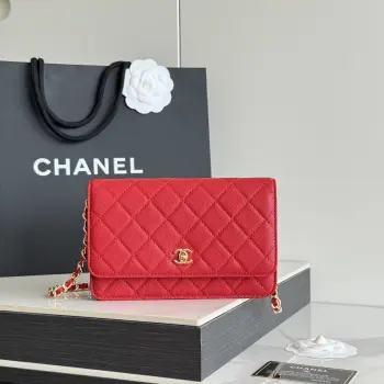 2026 新品 chanel woc 第三代 发财包 出新品 鱼子酱牛皮最经典款 斜挎单肩 手提 多种样式背法 酷酷的外形 让你走路都带风 经典的包型 包身方方正正 尺寸适合日常所有风格打扮 包身采用小牛皮皮制成 在自然光下光泽度很好 皮质与手感完全无法用言语表达 好的东西隔着屏幕也能感受到它的完美质感 菱格饱满但是不会过于凸起 饱满度自然 这个度很难把握  市场大部分都是做的过于饱满 华丽与气质的前沿 是你意想不到的尊贵 进口小羊皮 里配原版布 五金钢麦尺寸:19cmX12cmX3cm编号 AP4241