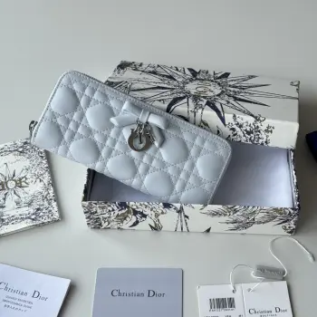 Dior 2026新品上架了 蝴蝶结尺寸 19*10.5*2.5编号 S0 小羊皮制作Dior同步最新款出货 新logo搭配蝴蝶结采用头层小羊皮 做工精致 超多卡位 质量 手感舒适饱满 低调内涵 