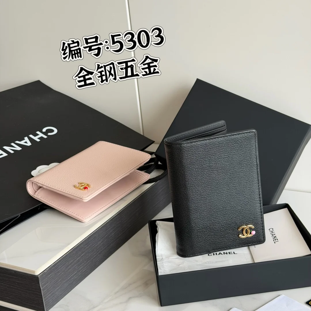  26s 新品 CHANEL全钢五金 -护照本 钱包这个系列最火的单品就是带有一个立体粉色小苹果 Logo 的卡包和证件套 属于2026年高级手工坊系列 设计非常俏皮少女 编号 AP5303 山羊皮新款小苹果五金护照夹尺寸 14.5×10×2cm