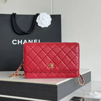 2026 新品 chanel woc 第三代 发财包 出新品 小羊皮 最经典款 斜挎单肩 手提 多种样式背法 酷酷的外形 让你走路都带风 经典的包型 包身方方正正 尺寸适合日常所有风格打扮 包身采用小牛皮皮制成 在自然光下光泽度很好 皮质与手感完全无法用言语表达 好的东西隔着屏幕也能感受到它的完美质感 菱格饱满但是不会过于凸起 饱满度自然 这个度很难把握  市场大部分都是做的过于饱满 华丽与气质的前沿 是你意想不到的尊贵 进口小羊皮 里配原版布 五金钢麦尺寸:19cmX12cmX3cm编号 AP4241