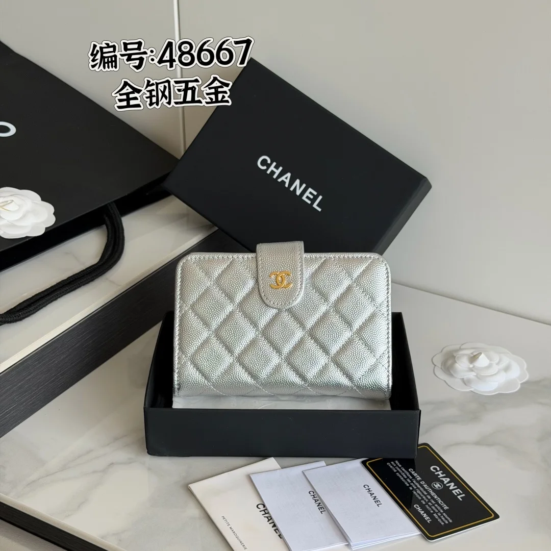 chanel -经典中号双层钱包到货 —全钢五金麦 - 顶级原单top 进口鱼子酱小牛皮的菱格纹路 非常耐看 亮金五金非常时髦  10个卡位 非常高级 专柜断货王 可放信用卡硬币 百元大钞 开合按扣编号 A48667 尺下:w15×h10×d2.5cm