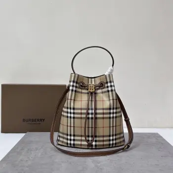 B家小号抽绳水桶包 装饰 Burberry 格纹 搭配意大利鞣制皮革边饰和 TB 专属标识 16 x 26 x 26cm.可拆可调式斜背带.1个内插袋.可调式抽绳开合.手绘涂漆边缘.光泽金属配件