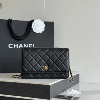 2026 新品 chanel woc 第三代 发财包 出新品 小羊皮 最经典款 斜挎单肩 手提 多种样式背法 酷酷的外形 让你走路都带风 经典的包型 包身方方正正 尺寸适合日常所有风格打扮 包身采用小牛皮皮制成 在自然光下光泽度很好 皮质与手感完全无法用言语表达 好的东西隔着屏幕也能感受到它的完美质感 菱格饱满但是不会过于凸起 饱满度自然 这个度很难把握  市场大部分都是做的过于饱满 华丽与气质的前沿 是你意想不到的尊贵 进口小羊皮 里配原版布 五金钢麦尺寸:19cmX12cmX3cm编号 AP4241