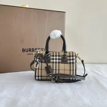 B家枕头包 立挺设计 装饰 Bur 格纹 搭配皮革裹覆挂锁和行李吊牌 18.5 x 11 x 12cm.顶部皮革提柄.可拆可调式肩背带.拉链开合 手绘涂漆边缘.光泽金属配件.皮革裹覆挂锁.行李吊牌.行李吊牌饰有 Bur 字母压花徽标
