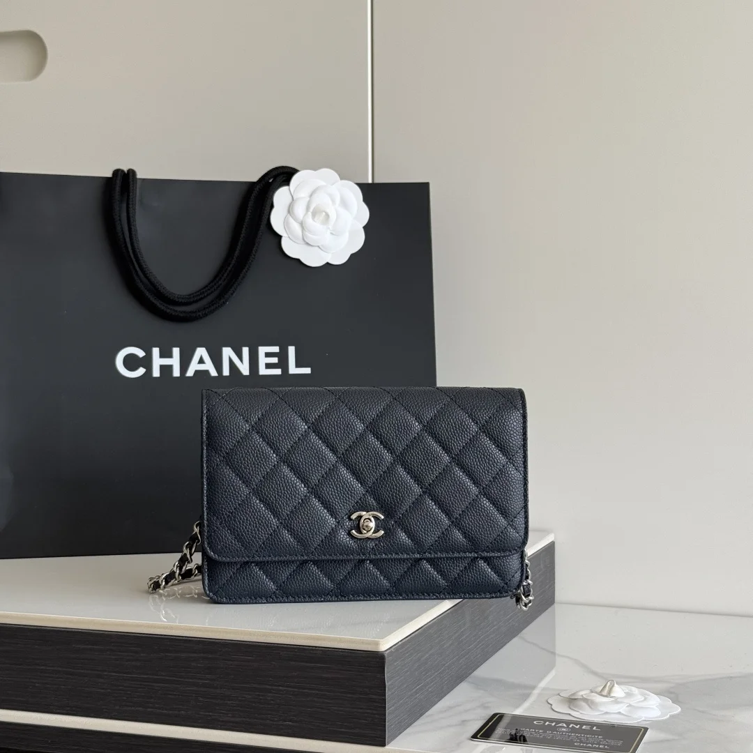 2026 新品 chanel woc 第三代 发财包 出新品 大球鱼子酱牛皮最经典款 斜挎单肩 手提 多种样式背法 酷酷的外形 让你走路都带风 经典的包型 包身方方正正 尺寸适合日常所有风格打扮 包身采用小牛皮皮制成 在自然光下光泽度很好 皮质与手感完全无法用言语表达 好的东西隔着屏幕也能感受到它的完美质感 菱格饱满但是不会过于凸起 饱满度自然 这个度很难把握  市场大部分都是做的过于饱满 华丽与气质的前沿 是你意想不到的尊贵 里配原版布 五金钢麦尺寸:19cmX12cmX3cm编号 AP4241