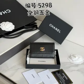  26s新品 CHANEL全钢五金 进口山羊皮 对折 卡包包 cf系列香奈儿2026年 高级手工坊系列  里 那个设计超抢眼的粉色小苹果Logo 它不是香水 但确实是个让人一眼就爱上的时髦元素 出现在好几款小皮具编号 AP5298 新款小苹果五金两折卡包尺寸 11×7.5×2cm