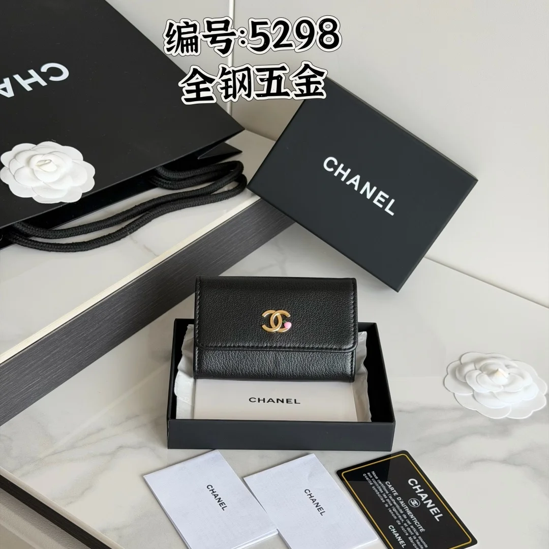 26s新品 CHANEL全钢五金 进口山羊皮 对折 卡包包 cf系列香奈儿2026年 高级手工坊系列 里 那个设计超抢眼的粉色小苹果Logo 它不是香水 但确实是个让人一眼就爱上的时髦元素 出现在好几款小皮具编号 AP5298 新款小苹果五金两折卡包尺寸 11×7.5×2cm