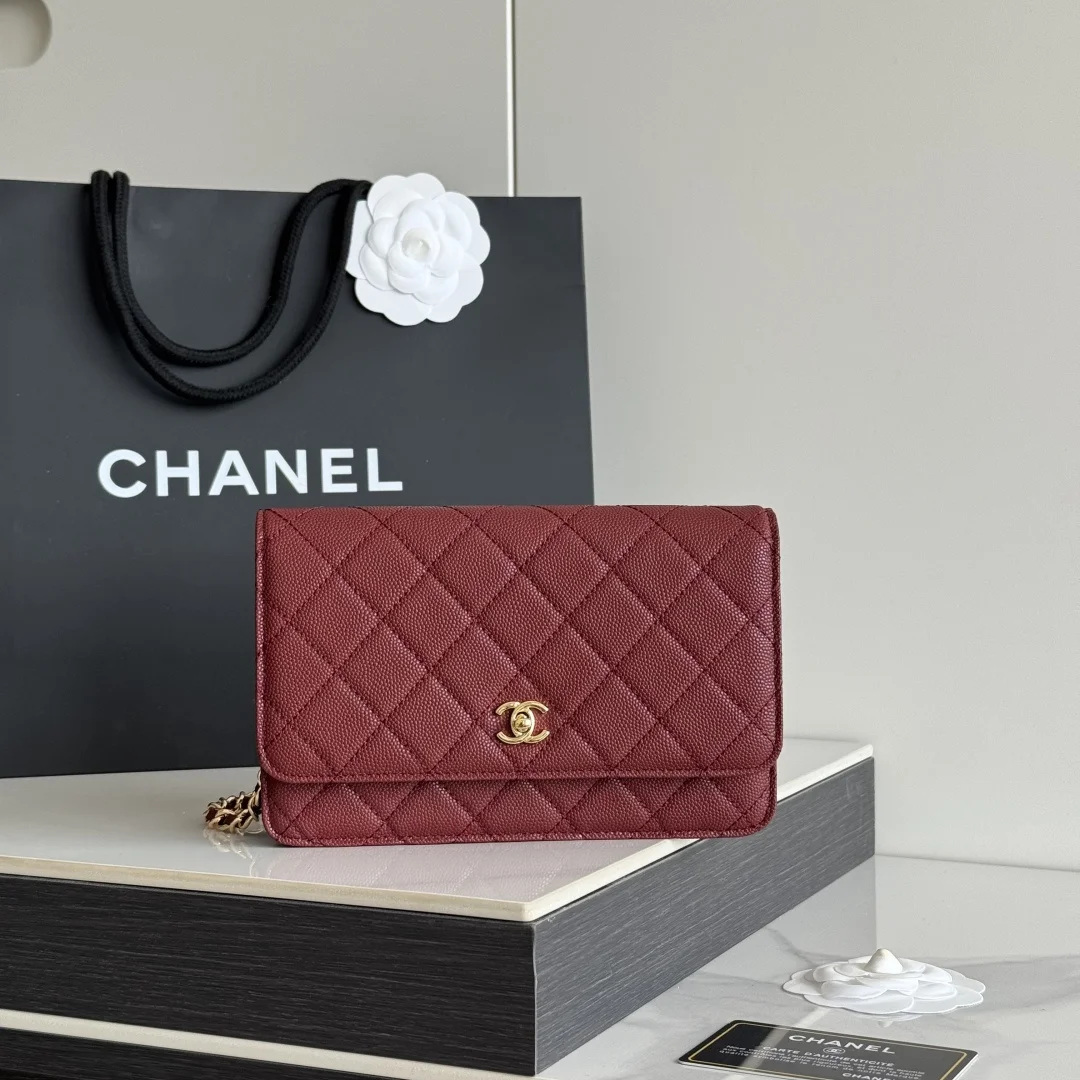 2026 新品 chanel woc 第三代 发财包 出新品 鱼子酱牛皮最经典款 斜挎单肩 手提 多种样式背法 酷酷的外形 让你走路都带风 经典的包型 包身方方正正 尺寸适合日常所有风格打扮 包身采用小牛皮皮制成 在自然光下光泽度很好 皮质与手感完全无法用言语表达 好的东西隔着屏幕也能感受到它的完美质感 菱格饱满但是不会过于凸起 饱满度自然 这个度很难把握  市场大部分都是做的过于饱满 华丽与气质的前沿 是你意想不到的尊贵 进口小羊皮 里配原版布 五金钢麦尺寸:19cmX12cmX3cm编号 AP4241