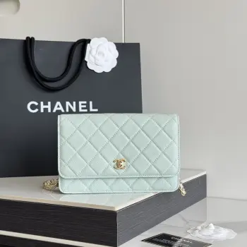 2026 新品 chanel woc 第三代 发财包 出新品 鱼子酱牛皮最经典款 斜挎单肩 手提 多种样式背法 酷酷的外形 让你走路都带风 经典的包型 包身方方正正 尺寸适合日常所有风格打扮 包身采用小牛皮皮制成 在自然光下光泽度很好 皮质与手感完全无法用言语表达 好的东西隔着屏幕也能感受到它的完美质感 菱格饱满但是不会过于凸起 饱满度自然 这个度很难把握  市场大部分都是做的过于饱满 华丽与气质的前沿 是你意想不到的尊贵 进口小羊皮 里配原版布 五金钢麦尺寸:19cmX12cmX3cm编号 AP4241
