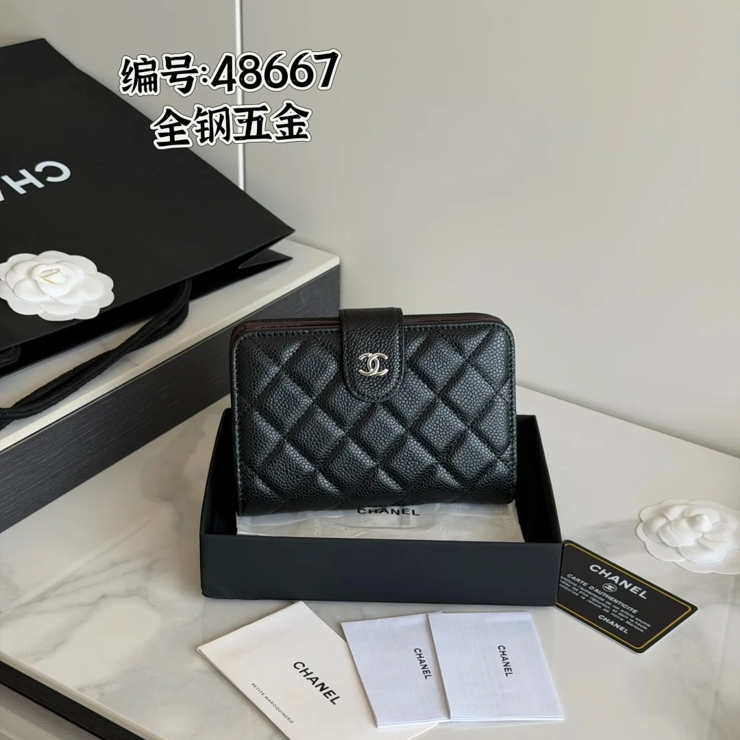 chanel -经典中号双层钱包到货 —全钢五金麦 - 顶级原单top 进口大球牛皮的菱格纹路 非常耐看 亮金五金非常时髦  10个卡位 非常高级 专柜断货王 可放信用卡硬币 百元大钞 开合按扣编号 A48667 尺下:w15×h10×d2.5cm
