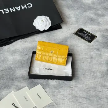 新品上架 鳄鱼纹 26s 𝗖𝗵𝗮𝗻𝗲𝗹 𝗖𝗹𝗮𝘀𝗶𝗰 𝗙𝗹𝗮𝗽 经典卡包  鳄鱼纹对折cf 卡包绿色鳄鱼纹是独一份的精致当亮面皮革与金色五金碰撞利落的版型  每一道肌理都在诉说着经当你拿出的瞬间 你就已经赢了  尺寸 𝟏𝟏.𝟓×𝟕.𝟓×𝟑𝐜𝐦 编号 5190