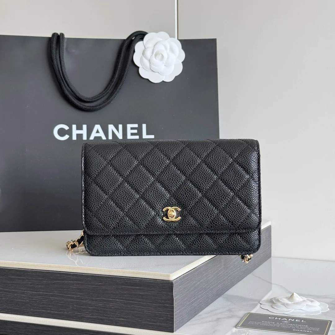 2026 新品 chanel woc 第三代 发财包 出新品 大球鱼子酱牛皮最经典款 斜挎单肩 手提 多种样式背法 酷酷的外形 让你走路都带风 经典的包型 包身方方正正 尺寸适合日常所有风格打扮 包身采用小牛皮皮制成 在自然光下光泽度很好 皮质与手感完全无法用言语表达 好的东西隔着屏幕也能感受到它的完美质感 菱格饱满但是不会过于凸起 饱满度自然 这个度很难把握  市场大部分都是做的过于饱满 华丽与气质的前沿 是你意想不到的尊贵 里配原版布 五金钢麦尺寸:19cmX12cmX3cm编号 AP4241