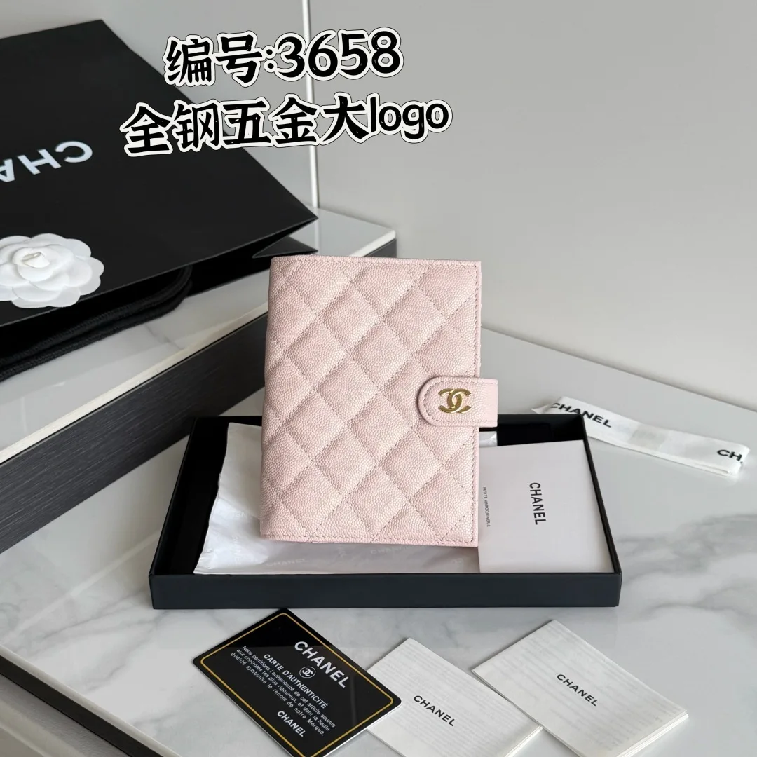 26S-新品 CHANEL 多功能护照夹鱼子酱牛皮制作 大logo五金 全钢这款设计以后也可能进入经典系列钱包 护照本 二合一产品款号 AP3658原单品质 细节美到淋漓尽致 尺寸15*10*3cm