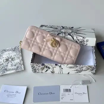 Dior 2026新品上架了 蝴蝶结尺寸 19*10.5*2.5编号 S0 小羊皮制作Dior同步最新款出货 新logo搭配蝴蝶结采用头层小羊皮 做工精致 超多卡位 质量 手感舒适饱满 低调内涵 