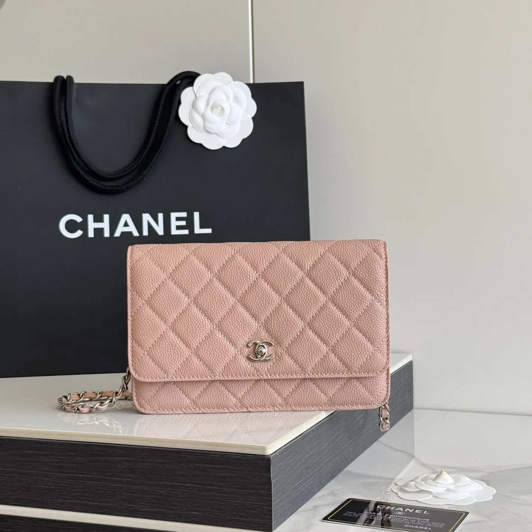 2026 新品 chanel woc 第三代 发财包 出新品 大球鱼子酱牛皮最经典款 斜挎单肩 手提 多种样式背法 酷酷的外形 让你走路都带风 经典的包型 包身方方正正 尺寸适合日常所有风格打扮 包身采用小牛皮皮制成 在自然光下光泽度很好 皮质与手感完全无法用言语表达 好的东西隔着屏幕也能感受到它的完美质感 菱格饱满但是不会过于凸起 饱满度自然 这个度很难把握 市场大部分都是做的过于饱满 华丽与气质的前沿 是你意想不到的尊贵 里配原版布 五金钢麦尺寸:19cmX12cmX3cm编号 AP4241