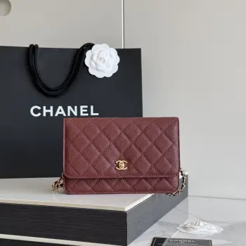 2026 新品 chanel woc 第三代 发财包 出新品 大球鱼子酱牛皮最经典款 斜挎单肩 手提 多种样式背法 酷酷的外形 让你走路都带风 经典的包型 包身方方正正 尺寸适合日常所有风格打扮 包身采用小牛皮皮制成 在自然光下光泽度很好 皮质与手感完全无法用言语表达 好的东西隔着屏幕也能感受到它的完美质感 菱格饱满但是不会过于凸起 饱满度自然 这个度很难把握  市场大部分都是做的过于饱满 华丽与气质的前沿 是你意想不到的尊贵 里配原版布 五金钢麦尺寸:19cmX12cmX3cm编号 AP4241