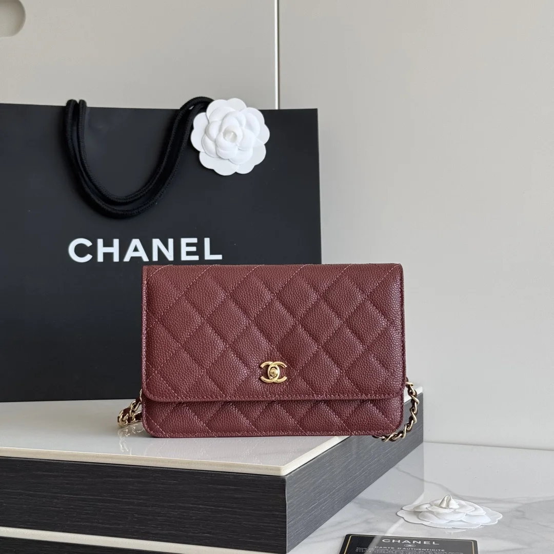 2026 新品 chanel woc 第三代 发财包 出新品 大球鱼子酱牛皮最经典款 斜挎单肩 手提 多种样式背法 酷酷的外形 让你走路都带风 经典的包型 包身方方正正 尺寸适合日常所有风格打扮 包身采用小牛皮皮制成 在自然光下光泽度很好 皮质与手感完全无法用言语表达 好的东西隔着屏幕也能感受到它的完美质感 菱格饱满但是不会过于凸起 饱满度自然 这个度很难把握 市场大部分都是做的过于饱满 华丽与气质的前沿 是你意想不到的尊贵 里配原版布 五金钢麦尺寸:19cmX12cmX3cm编号 AP4241
