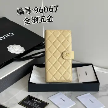 26s新品 小香长夹卡包系列鱼子酱进口牛皮制作 全钢五金絎縫配以標志性金屬標志金色調金屬五金 专用意大利进口皮6个卡槽 3个贴袋隔层1个拉链隔层可放钞票编号:96067 尺寸:w10×h19d2cm