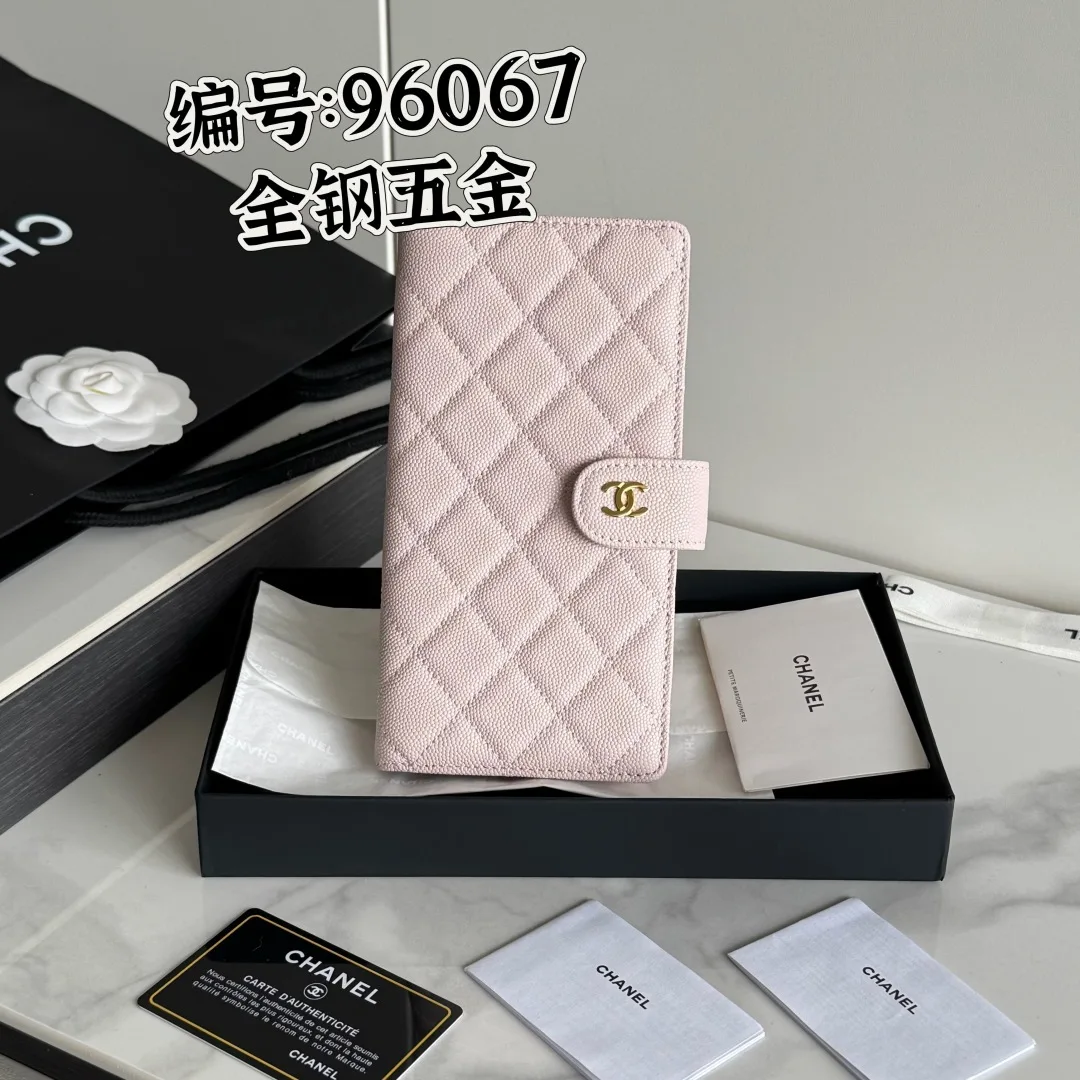 26s新品 小香长夹卡包系列鱼子酱进口牛皮制作 全钢五金絎縫配以標志性金屬標志金色調金屬五金 专用意大利进口皮6个卡槽 3个贴袋隔层1个拉链隔层可放钞票编号:96067 尺寸:w10×h19d2cm