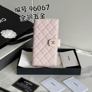 26s新品 小香长夹卡包系列鱼子酱进口牛皮制作 全钢五金絎縫配以標志性金屬標志金色調金屬五金 专用意大利进口皮6个卡槽 3个贴袋隔层1个拉链隔层可放钞票编号:96067 尺寸:w10×h19d2cm