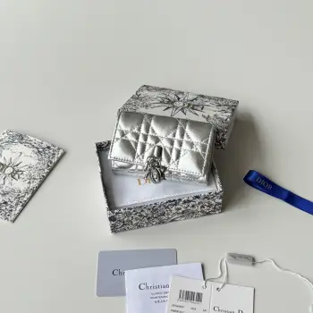 编号:S0966ONMJ_M413尺寸:11x7.5x2.5cm这款My Dior Glycine钱包精巧实用 别具一格 采用胭脂粉色羊皮革精心制作 饰以藤格纹 正面搭配D.I.O.R.吊饰提升格调 高雅精致 可收纳各种日常用品 适合各种场合 可与其他My Dior单品搭配 正面D.I.O.R.吊饰2个卡槽1个拉链隔层1个宽敞的内部隔层意大利制造
