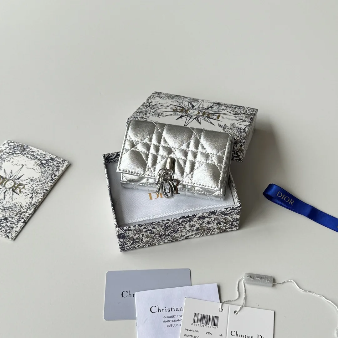 编号:S0966ONMJ_M413尺寸:11x7.5x2.5cm这款My Dior Glycine钱包精巧实用 别具一格 采用胭脂粉色羊皮革精心制作 饰以藤格纹 正面搭配D.I.O.R.吊饰提升格调 高雅精致 可收纳各种日常用品 适合各种场合 可与其他My Dior单品搭配 正面D.I.O.R.吊饰2个卡槽1个拉链隔层1个宽敞的内部隔层意大利制造