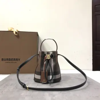 B包迷你格纹水桶包 选用涂层棉质混纺面料打造 于意大利工坊精制而成 装饰 Burberry 格纹印花 包型柔软立挺 内衬为棉质面料 搭配抽绳开合 融入皮革盾牌栓扣设计 可使用顶部提柄手拎 或以可拆式肩背带缔造斜背造型 顶部皮革提柄.可拆可调式皮革斜背带.抽绳开合.手绘涂漆边缘. 光泽金属配件.棉质内衬.尺寸16.5 x 11 x 18.5cm