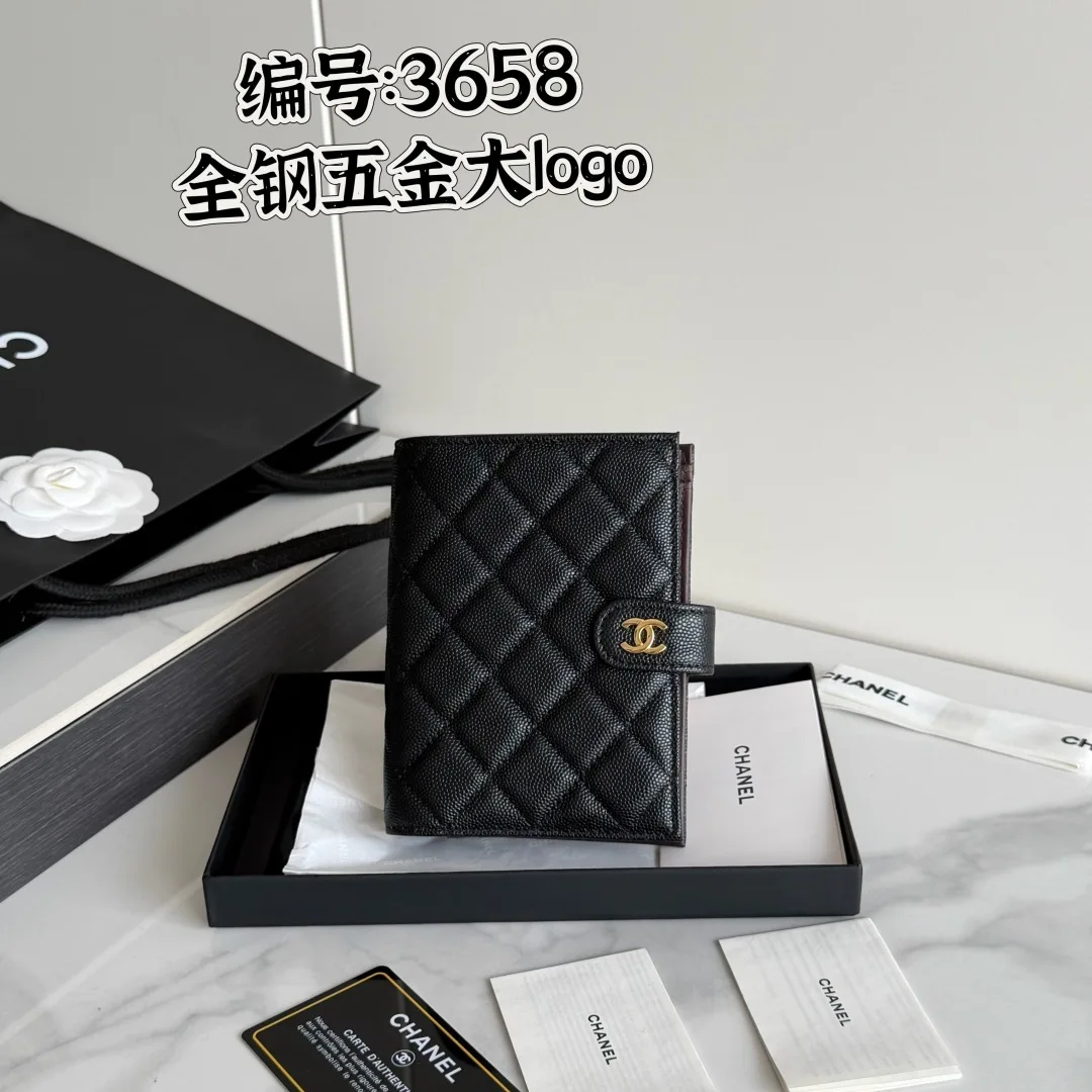 26S-新品 CHANEL 多功能护照夹鱼子酱牛皮制作 大logo五金 全钢这款设计以后也可能进入经典系列钱包 护照本 二合一产品款号 AP3658原单品质 细节美到淋漓尽致 尺寸15*10*3cm