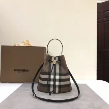 B家小号抽绳水桶包 装饰 Burberry 格纹 搭配意大利鞣制皮革边饰和 TB 专属标识 16 x 26 x 26cm.可拆可调式斜背带.1个内插袋.可调式抽绳开合.手绘涂漆边缘.光泽金属配件