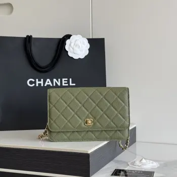 2026 新品 chanel woc 第三代 发财包 出新品 大球鱼子酱牛皮最经典款 斜挎单肩 手提 多种样式背法 酷酷的外形 让你走路都带风 经典的包型 包身方方正正 尺寸适合日常所有风格打扮 包身采用小牛皮皮制成 在自然光下光泽度很好 皮质与手感完全无法用言语表达 好的东西隔着屏幕也能感受到它的完美质感 菱格饱满但是不会过于凸起 饱满度自然 这个度很难把握  市场大部分都是做的过于饱满 华丽与气质的前沿 是你意想不到的尊贵 里配原版布 五金钢麦尺寸:19cmX12cmX3cm编号 AP4241