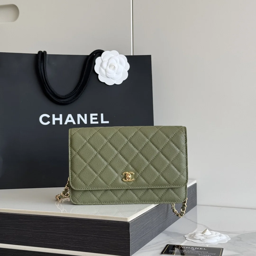 2026 新品 chanel woc 第三代 发财包 出新品 大球鱼子酱牛皮最经典款 斜挎单肩 手提 多种样式背法 酷酷的外形 让你走路都带风 经典的包型 包身方方正正 尺寸适合日常所有风格打扮 包身采用小牛皮皮制成 在自然光下光泽度很好 皮质与手感完全无法用言语表达 好的东西隔着屏幕也能感受到它的完美质感 菱格饱满但是不会过于凸起 饱满度自然 这个度很难把握 市场大部分都是做的过于饱满 华丽与气质的前沿 是你意想不到的尊贵 里配原版布 五金钢麦尺寸:19cmX12cmX3cm编号 AP4241