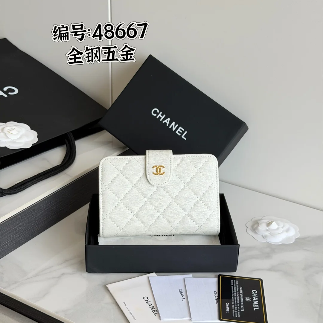 chanel -经典中号双层钱包到货 —全钢五金麦 - 顶级原单top 进口鱼子酱小牛皮的菱格纹路 非常耐看 亮金五金非常时髦  10个卡位 非常高级 专柜断货王 可放信用卡硬币 百元大钞 开合按扣编号 A48667 尺下:w15×h10×d2.5cm