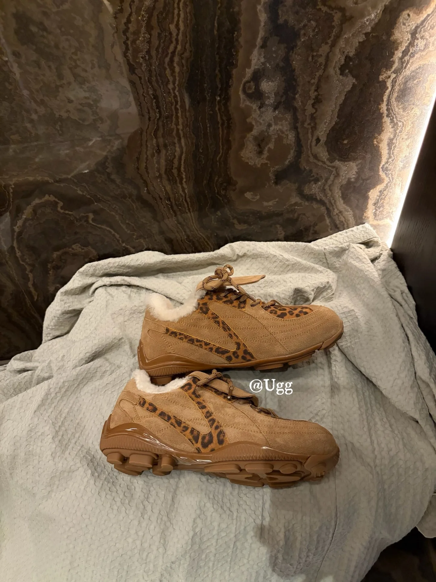 原单UGG女鞋|高仿UGG女鞋|精仿UGG女鞋|一比一UGG女鞋Ug布朗尼德训鞋-秋冬刚需毛茸茸德训鞋野性小豹纹，日常百搭不挑穿搭上脚软乎乎还隐形3厘米增高大底好好介绍一下：底花做的全脚掌抓地，橡胶底好穿又耐磨内里垫脚也是有乳胶垫，上脚舒适的size：35-40
