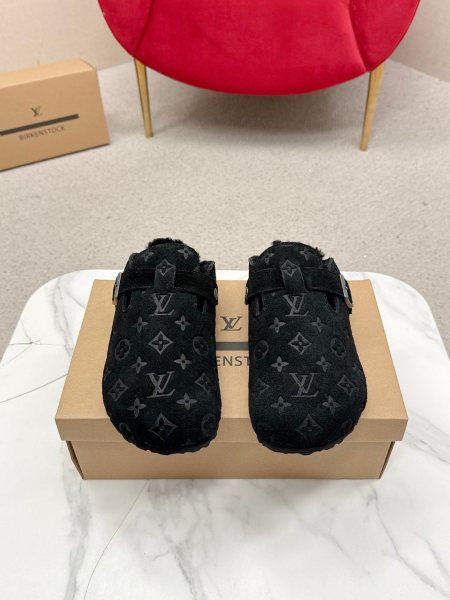 L家25𝐬𝐬 秋冬新品 主打最 老花面包穆勒羊毛拖鞋硬货上新级别！高级感十足！国内外博主刷爆的一款，复古又时髦 上脚美炸了！官网主推款️鞋面:原版牛猄/老花皮/丹宁牛仔️大底:原版开模橡胶发泡大底️码数:女35-39 男40-44（女40.41 男45定制 不退换）