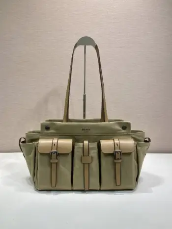 新品route 1BG644托特包大号这款复古风格进口帆布和牛皮托特包设计中的主角。以口袋作为功能性和装饰元素，现代风格结合精致与多功能性，宽敞的容量与简约的美学相得益彰，配有肩带和金属扣，唤起独特的档案细节。非常时尚又实用，又是一款永久不过时赶紧入手吧长34x高25x底17cm