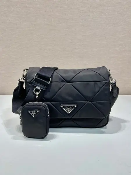 三合一1BD290中号中号这款三合一女包采用进口尼龙布料，五金纯手工菱形拼接图案设计，显得格外独特大气，单肩背和斜跨多种背法最爱还是那小零钱包这种非常士女化的计设灵感，显得简洁优而雅，又是一款永久不过时三合一一向女是生所追求完美赶紧手入吧长24x高24x底8.5cm