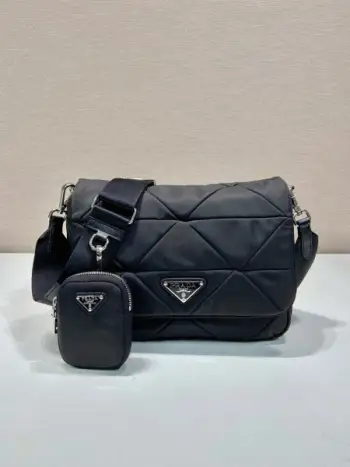 三合一1BD290中号中号这款三合一女包采用进口尼龙布料，五金纯手工菱形拼接图案设计，显得格外独特大气，单肩背和斜跨多种背法最爱还是那小零钱包这种非常士女化的计设灵感，显得简洁优而雅，又是一款永久不过时三合一一向女是生所追求完美赶紧手入吧长24x高24x底8.5cm
